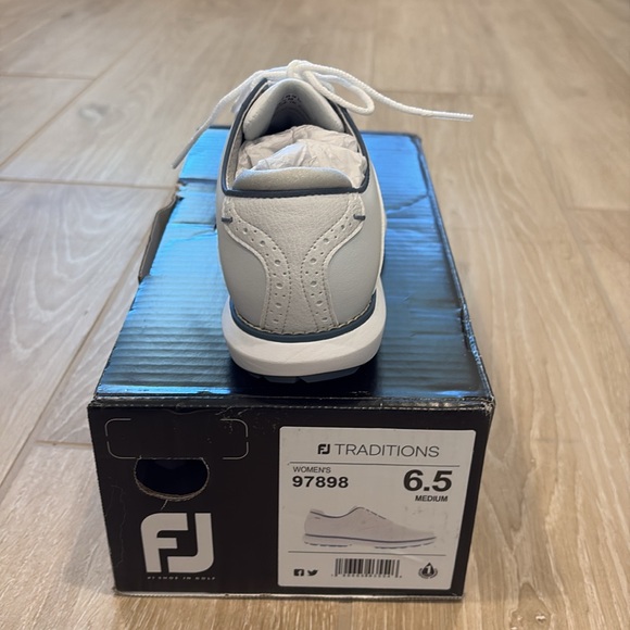 FootJoy Traditions white golf shoes 6.5 - Picture 3 of 4